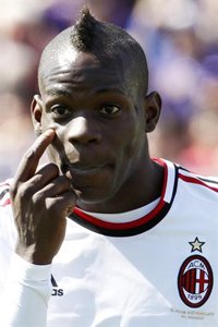 Balotelli, multado tras ser sorprendido fumando