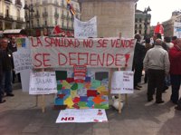 PSM expone en la Puerta del Sol carteles reivindicativos en defensa de la sanidad pública madrileña