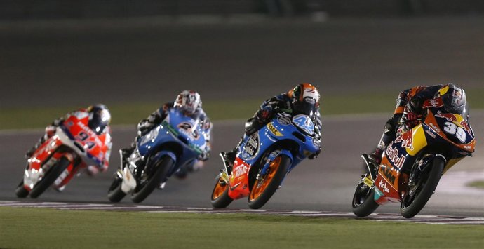 Luis Salom lidera la carrera de Moto3 en Catar