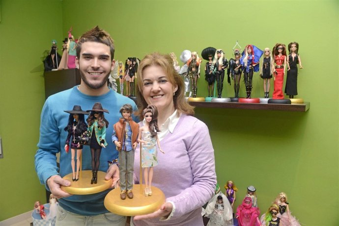 Alfonso Herrero y su madre Benita Gómez con las Gagas Barbies