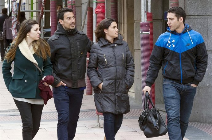 El actor Miguel Ángel Silvestre disfrutando de su cumpleaños con su familia