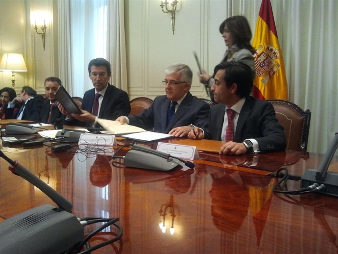 Feijóo firmando convenio en CGPJ sobre desahucios