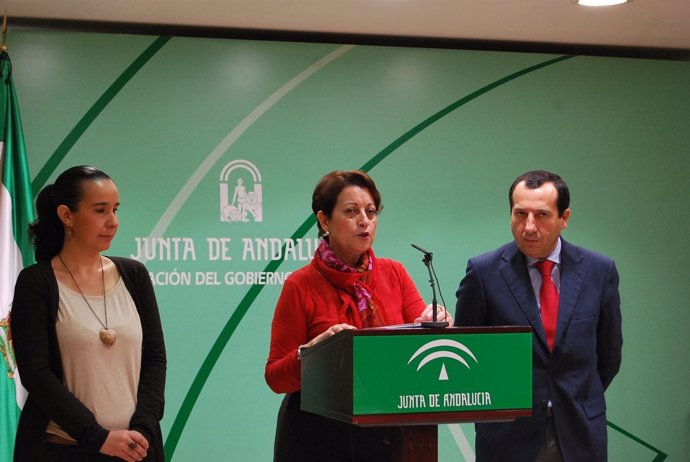 Dolores Muñoz, secretaria general de Consumo de la Junta, en el centro