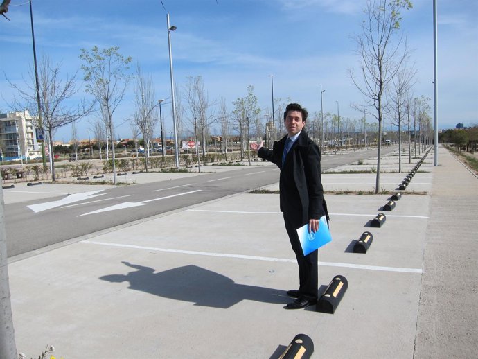 El concejal del PP, Sebastián Contín, en aparcamiento disuasorio Valdespartera