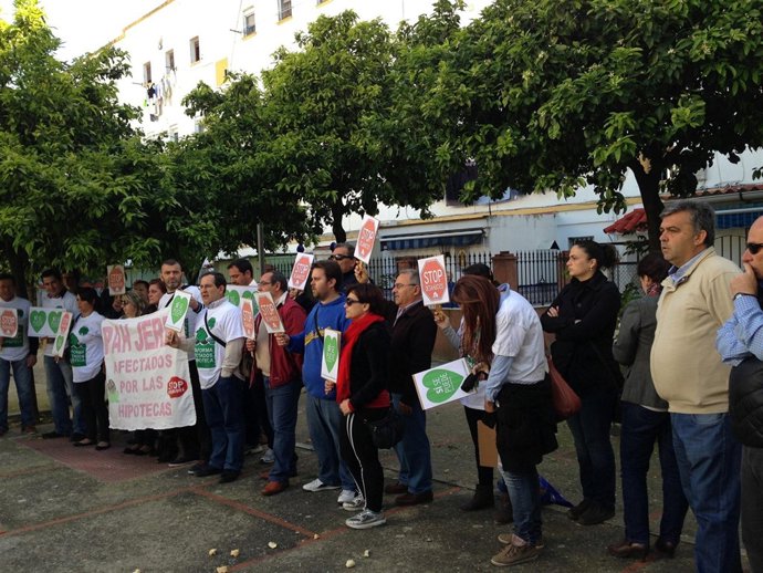 Concentración para evitar un desahucio en Jerez