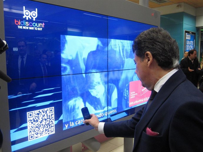 González prueba el bazar virtual del Intercambiador de Moncloa