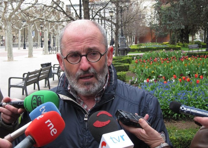 Ruiz Tutor atiende a los medios de comunicación ante un jardín del Espolón