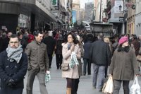 Paro y economía siguen un mes más entre los principales problemas de los españoles, según el CIS