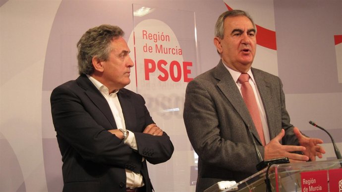 Paco Oñate y Rafael González Tovar en rueda de prensa en la calle Princesa