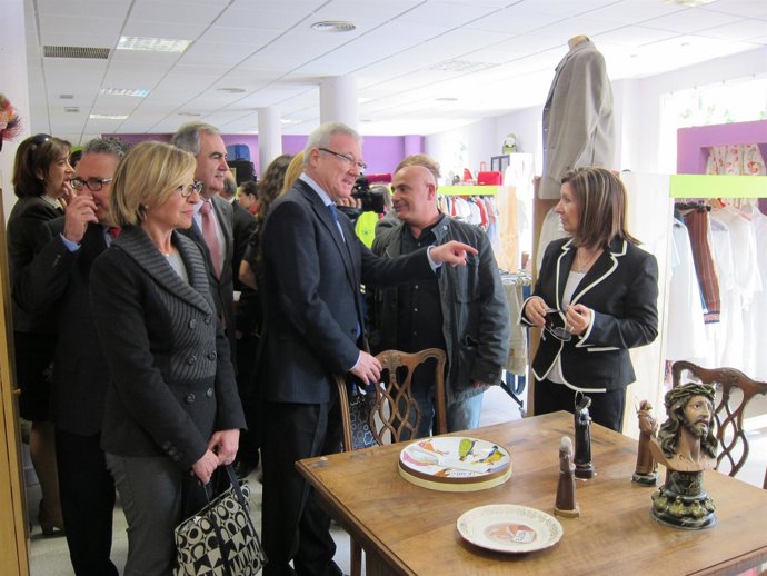 Valcárcel, visita la asociación Traperos de Emaús