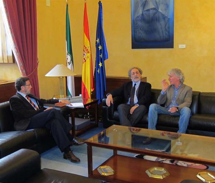 Chamizo presenta a Gracia un informe sobre situación de enfermos mentales