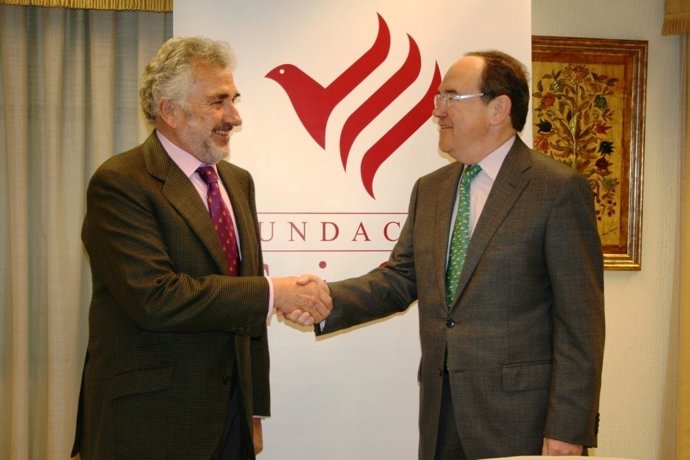 Fernández de Mesa y Pla se dan la mano tras la firma