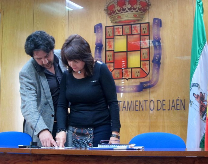 Antonio Guinea y María del Mar Shaw, antes de la rueda de prensa de hoy.