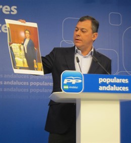 El secretario general del PP-A, José Luis Sanz, con una foto de Carmen Aguayo