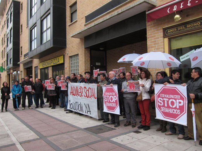 Concentración convocada por la PAH para reclamar la paralización de un desahucio