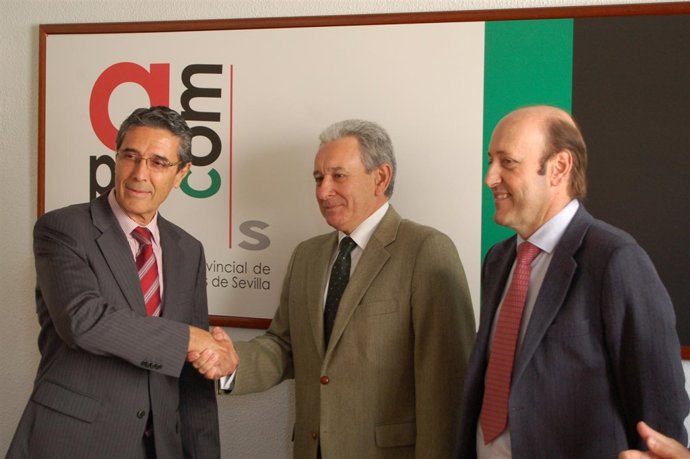 Firma del convenio entre Aussa, Aprocom y Al Centro