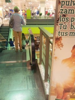 Denuncian la caída de un menor