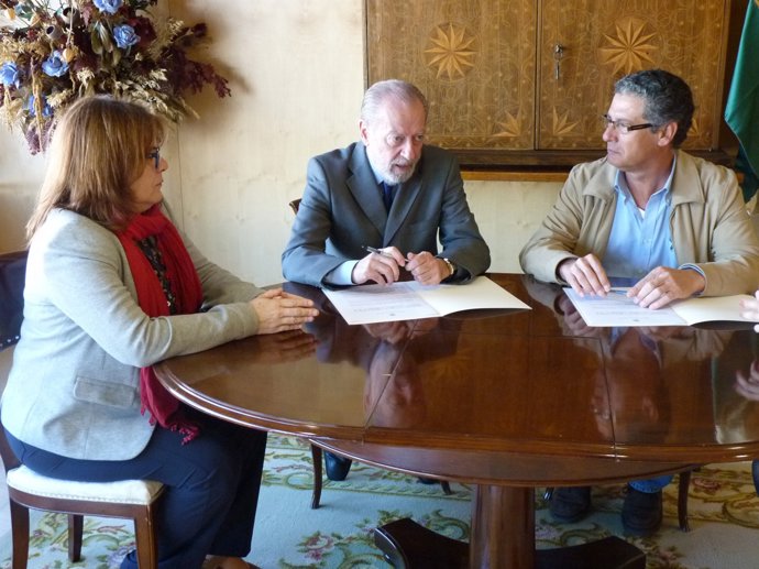 Villalobos y López García en la firma del convenio