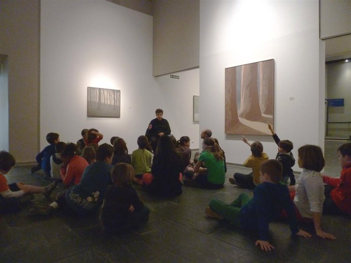 Pello Azketa con los escolares participantes en un taller sobre su obra.