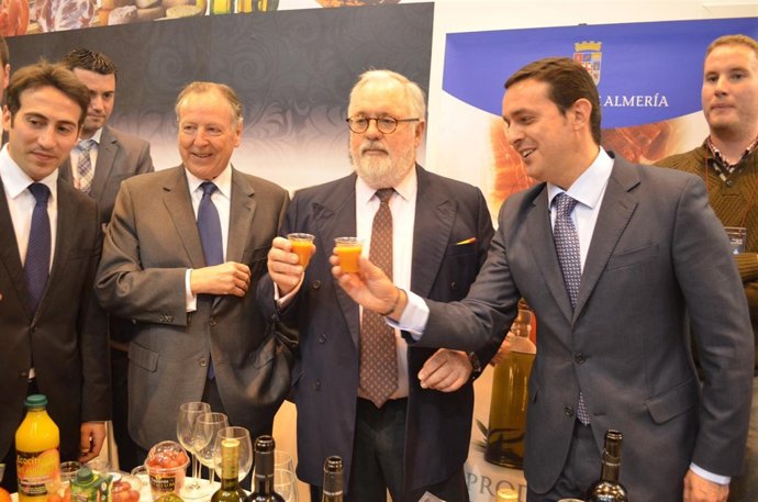 Arias Cañete visita el estand de Almería en el Salón del Gourmet