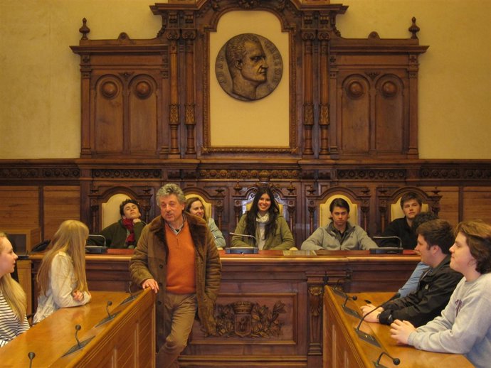 Rubiera, con estudiantes, en el salón de plenos.