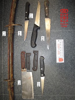 Catana, machete y cuchillos empleados presuntamente por los detenidos