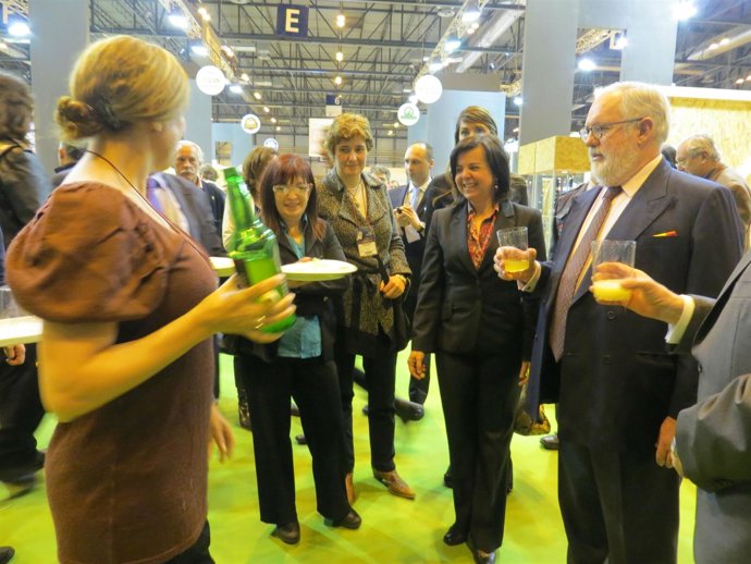 Álvarez (segunda por la derecha) y Arce (a su izquierda), en el estand.