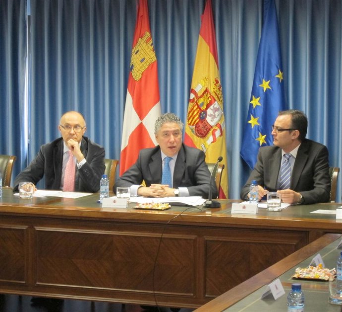 Tomás Burgos (centro) junto a Ruiz Medrano (izquierda) y Luis Ángel Pérez (dcha)
