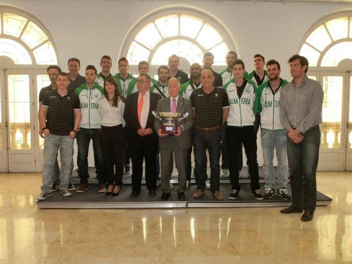 Unicaja Voley con el presidente de la Diputación de Almería, Gabriel Amat