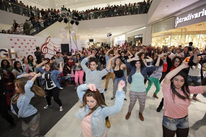 Los asistentes bailan con una de las actuaciones programadas.