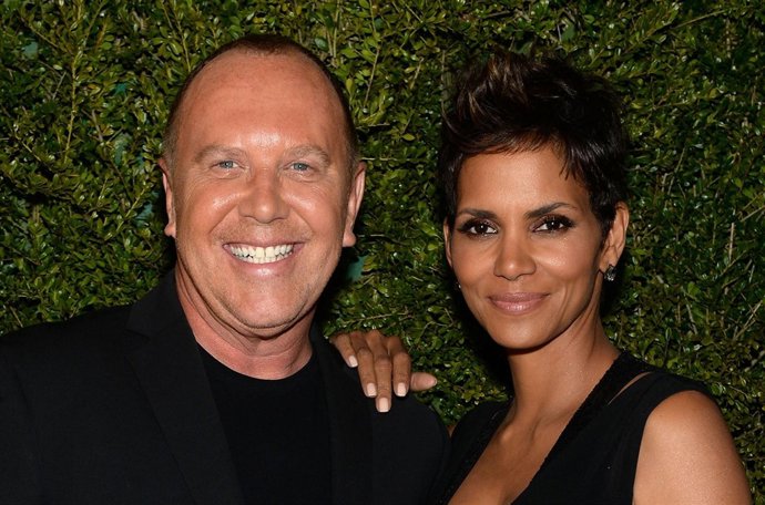 NEW YORK, NY - APRIL 06:  Michael Kors and Halle Berry attend a dinner in honor 