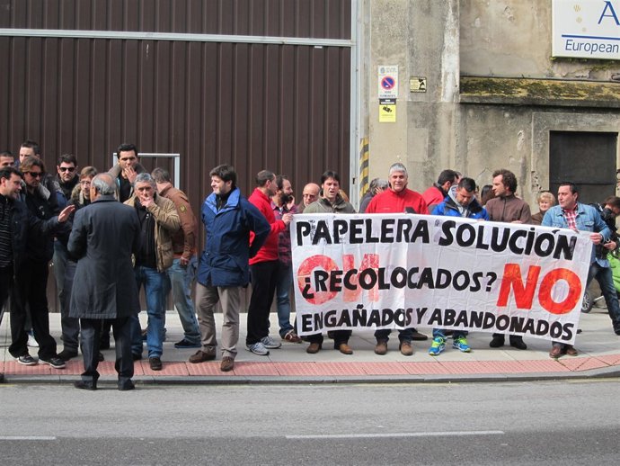 Protesta de los trabajadores de Papelera del Besaya en el Parlamento