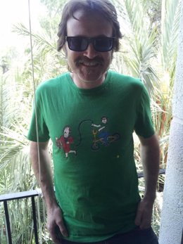 Imagen de Grezzi con la camiseta colgada en su red social