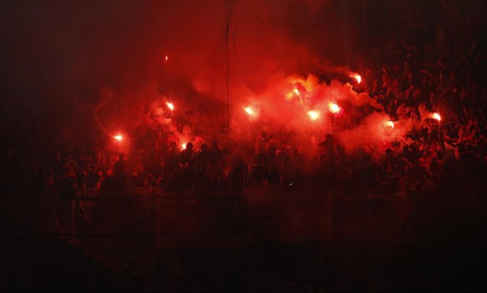Aficionados del Galatasaray con bengalas