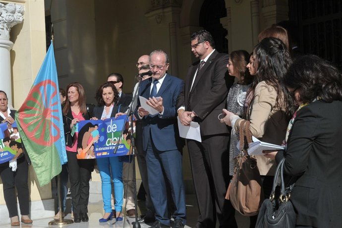De la Torre en la lectura del manifiesto por el Día Internacional de los Gitanos