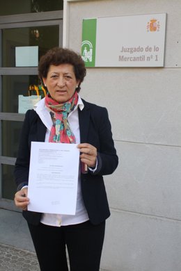 La alcaldesa de Almodóvar ante el Juzgado con el escrito que ha presentado