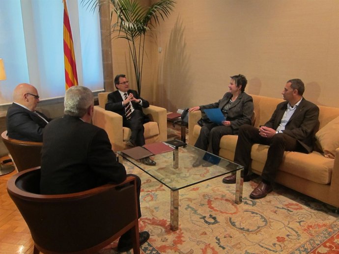 Reunión del pte A.Mas con representantes de la Cooperativa de L'Aldea