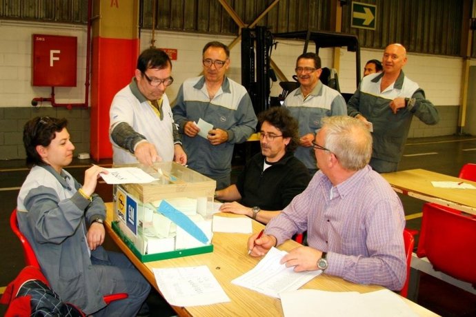 Trabajadores de Opel España votan en la fábrica de GM en Figueruelas