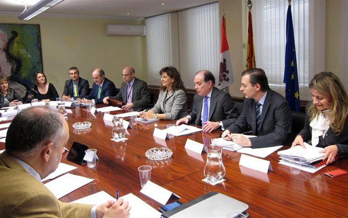 Reunión de Villanueva con los clústeres y Conferco