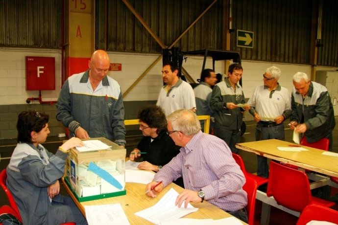 Trabajadores de Opel España votan en el referéndum en la planta de Figueruelas