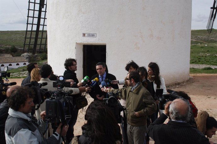El alcalde atiende a los medios en el Molino de Sara Montiel