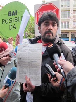 El portavoz de Stop Desahucios Mikel Sánchez. 