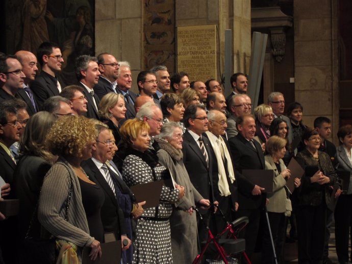 Artur Mas Junto Con Los 48 Premiados Este Lunes En El Palau De La Generalitat