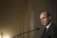 Guindos responde a Botín que la mejora de la confianza compensará el esfuerzo de las entidades