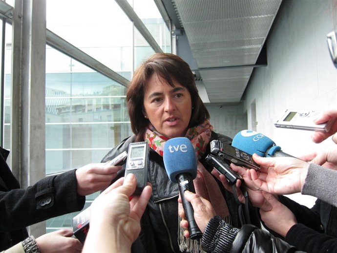 La consejera de Salud, Marta Vera, atendiendo a los periodistas