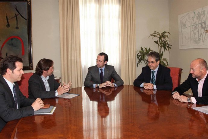 Bauzá con representantes de Círculo Balear