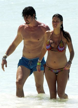 Mireia Canalda y Felipe López luciendo barriguita 