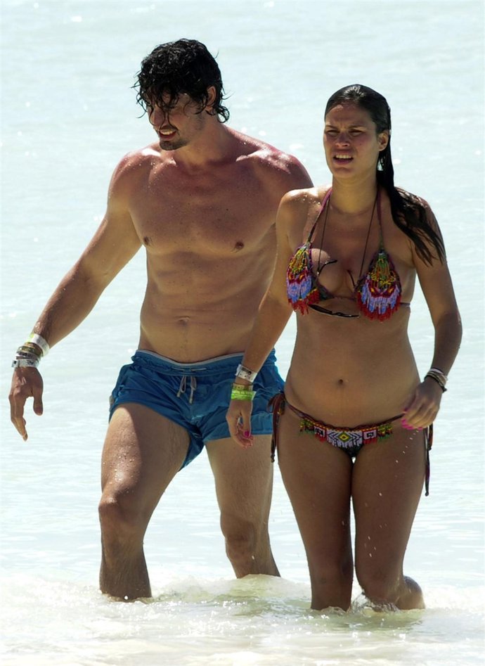 Mireia Canalda y Felipe López luciendo barriguita 