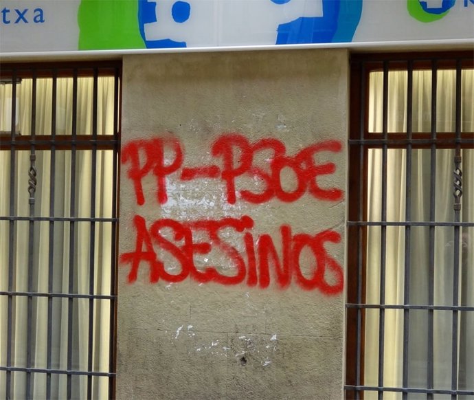 Pintada contra PSOE y PP.