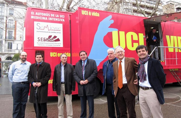 Sáez Aguado, en el centro, visita el autobús de la campaña 'UCI es vida'